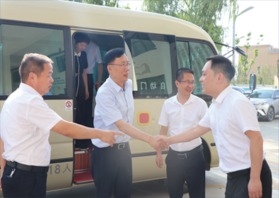 省政協(xié)副主席魏增軍一行青創(chuàng)協(xié)會委員工作室調(diào)研指導工作。安康市政協(xié)主席周建功、安康市委常委、副市長陳暉陪同調(diào)研