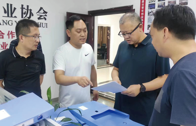 安康市政協(xié)秘書長丁關(guān)軍，副秘 書長、辦公室主任蔣軍調(diào)研指導青 創(chuàng)協(xié)會委員工作室，市政協(xié)委員、 公司總經(jīng)理李德奎做匯報介紹